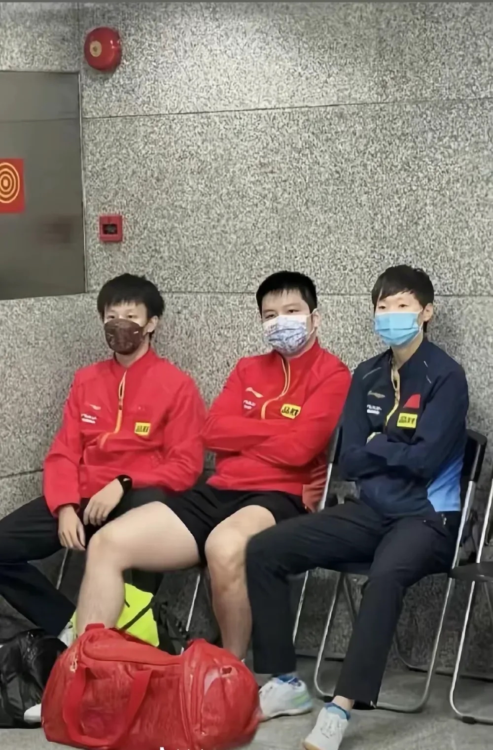 赛场上队员积极拼搏，展现出色表现